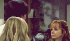  Devojka stoji pored dečka