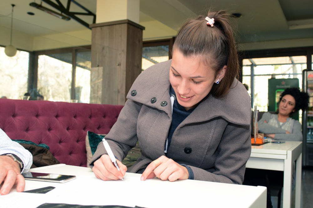 SRBIJO, OVO JE TVOJA POBEDA! Milena koja bez roditelja neguje bolesnu sestru DOBILA JE POMOĆ ZBOG KOJE JOJ SE ŽIVOT MENJA IZ KORENA!