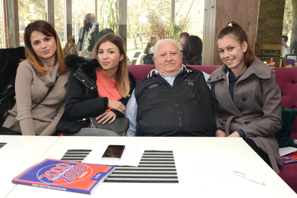 Milena potpisuje stipendiju  