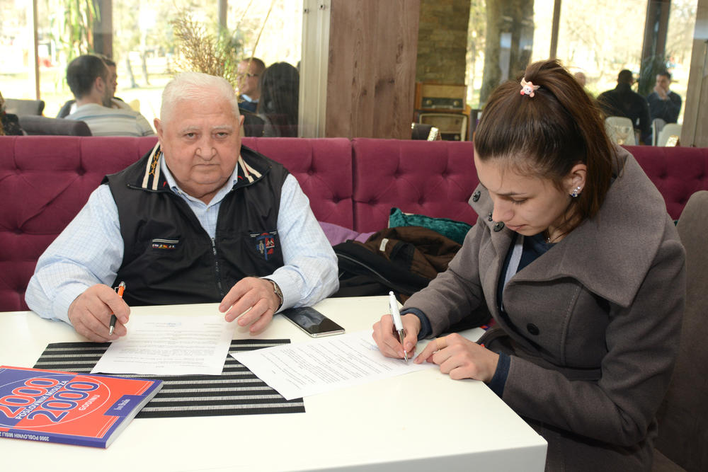 Milena potpisuje stipendiju  