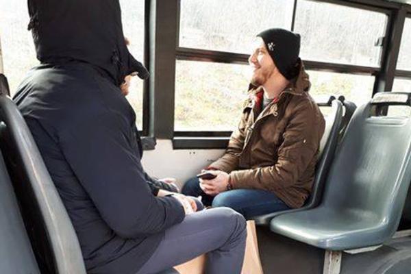 CEO AUTOBUS SMEJAO SE ZBOG NJEGA! O ovom čoveku PRIČA CELA SRBIJA, vidite li zašto? (FOTO)