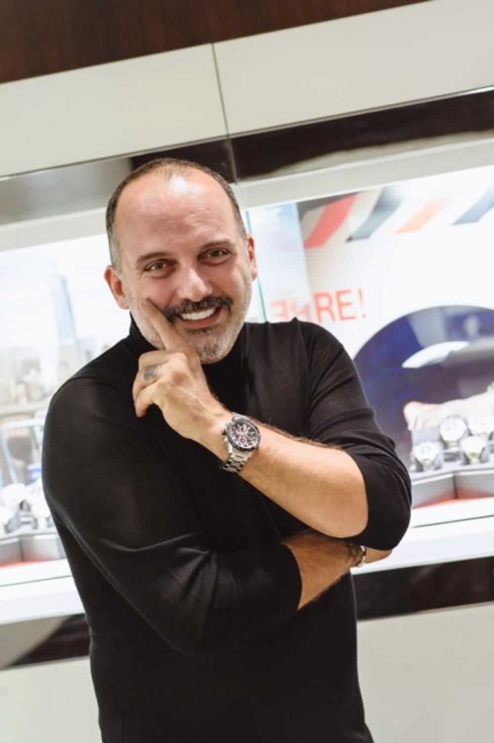 Od instrumenata zna da svira klavir, bubnjeve i bas-gitaru  