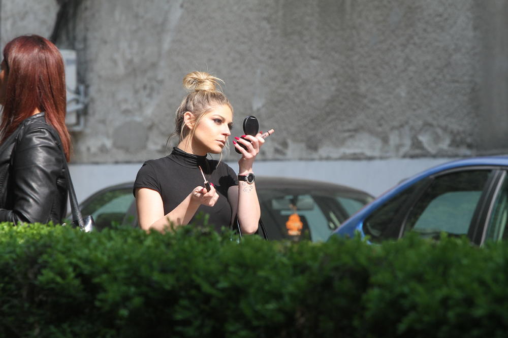 PEVAJ, ILI ĆU DA TI PUCAM  U GLAVU! Naša pevačica progovorila o situaciji koje ne želi da se seća U ŽIVOTU!