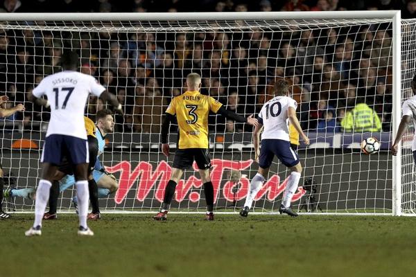 Hari Kejn jedva spasao Pevce od ČETVRTOLIGAŠA, Liverpulovoj odbrani ne pomažu ni silni milioni! (VIDEO)