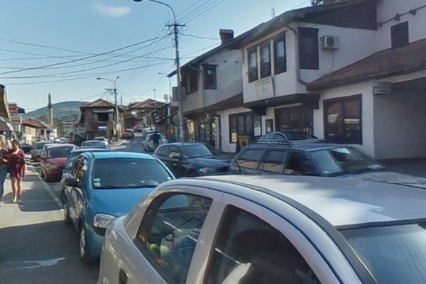 POLICAJAC ZA DLAKU SPREČIO TRAGEDIJU: Masovna tuča noževima i palicama u Novom Pazaru, ima ranjenih!