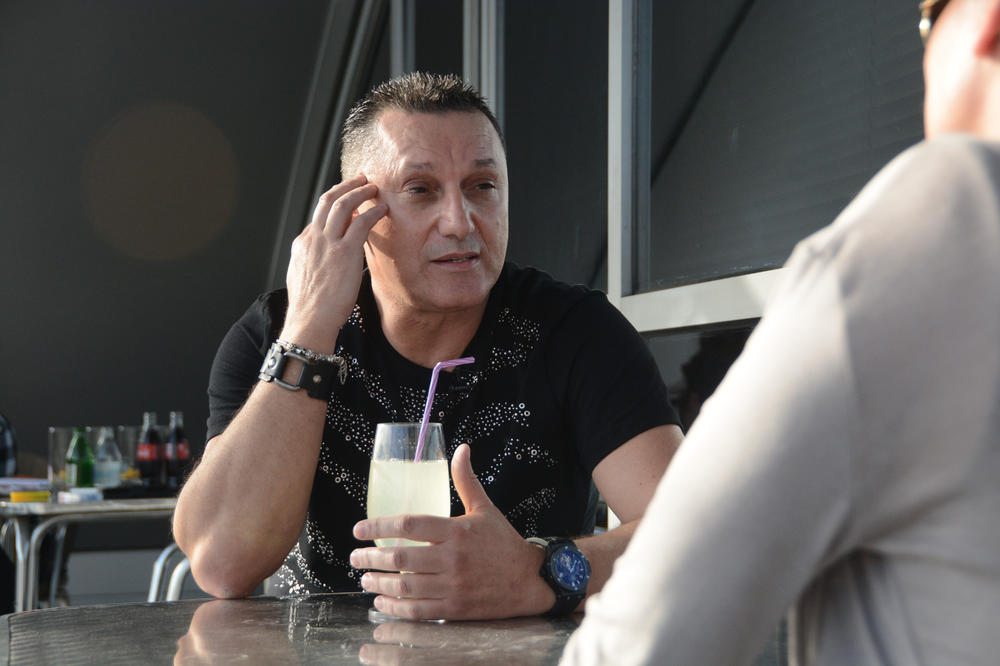 ŠAKO BESAN, TUŽI I PSUJE MAJKU ZBOG PISANJA DA MU JE DADO BRAT! Nakon smrti brata Sabahudina Sapka, pevač POLUDEO