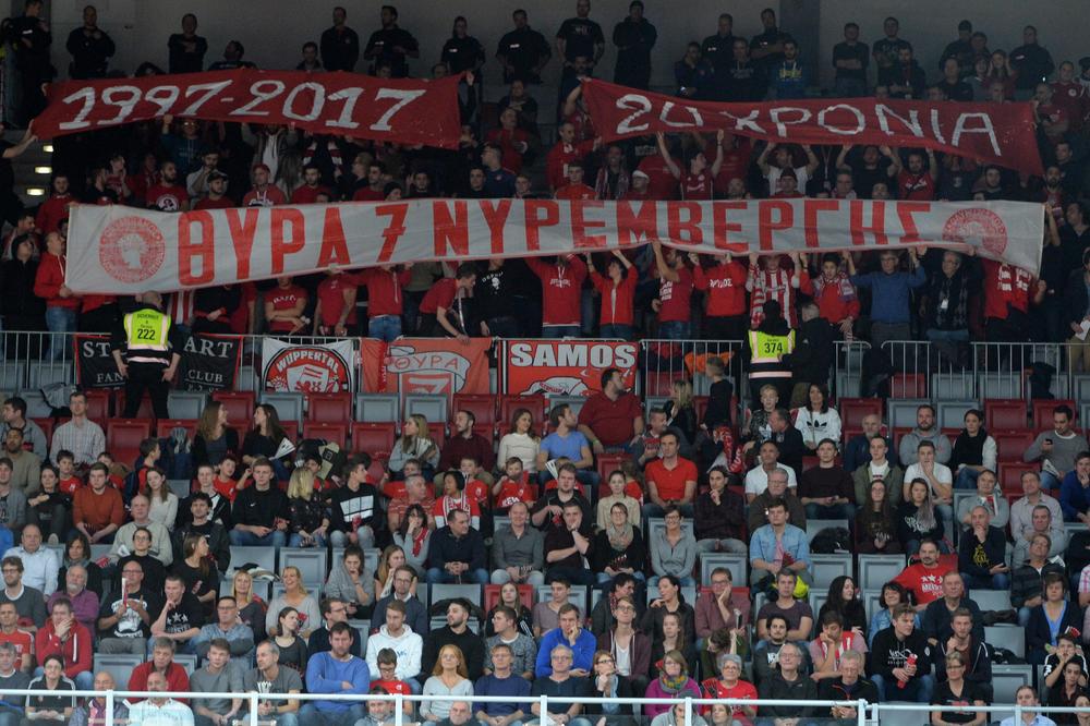 PORUKA I ZA DELIJE I ZA SIMPATIZERE: Navijači Olimpijakosa su ovako pokazali šta misle o onome što se desilo u Pioniru! (VIDEO)