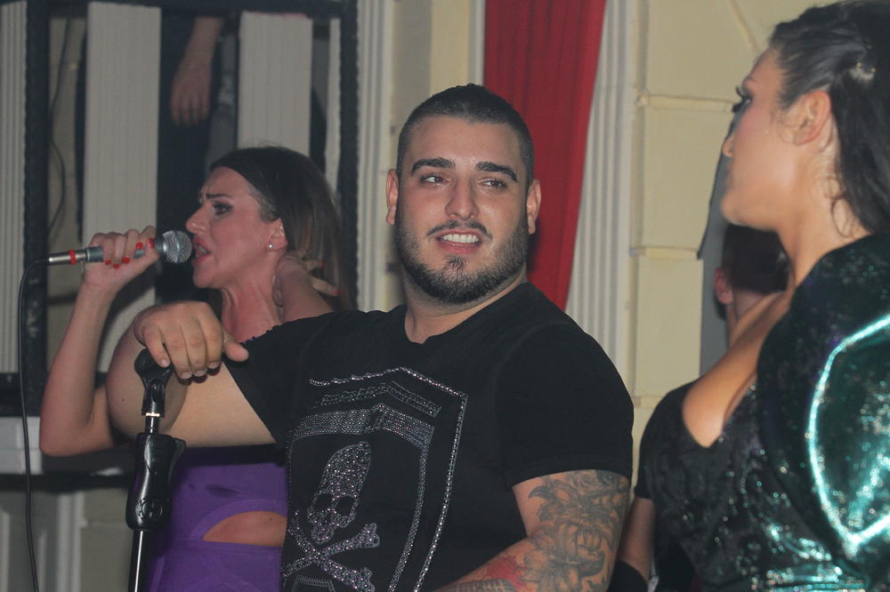 DARKO LAZIĆ ĆE DVE GODINE PEVATI ZA DŽ! Duguje zelenašima 400.000 evra i prate GA SVUDA!