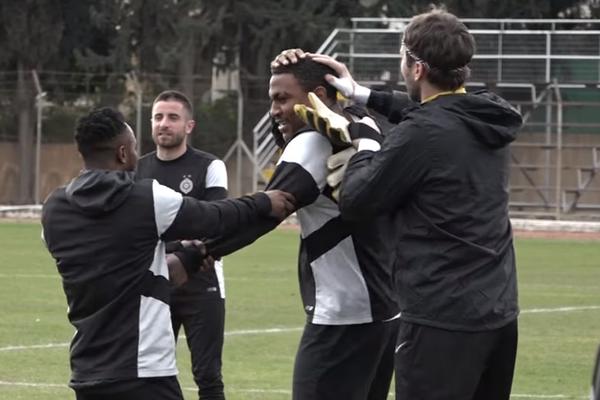 Prvo je namestio Tavambu, pa mu je razvalio opasnu dandaru: Iskusni Stojković zna kako se kažnjavaju saigrači! (VIDEO)