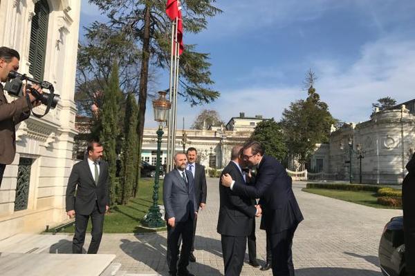 TREĆI SUSRET ZA GODINU DANA: Vučić i Erdogan pregovore započeli ZAGRLJAJEM (FOTO)