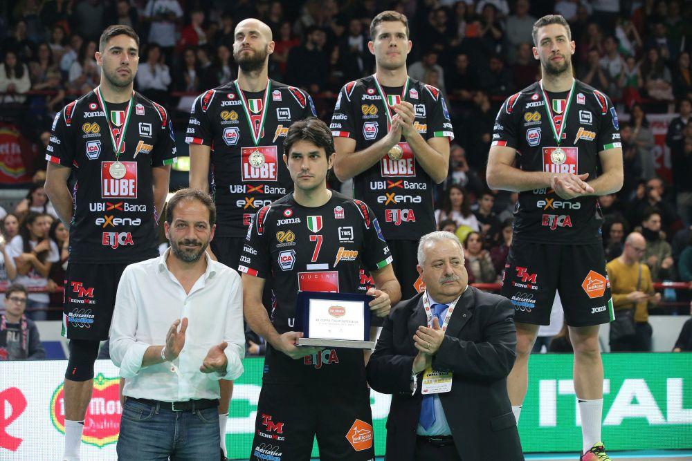 Dragan Stanković kao kapiten poraženog Lubea dobio je utešnu plaketu za drugo mesto