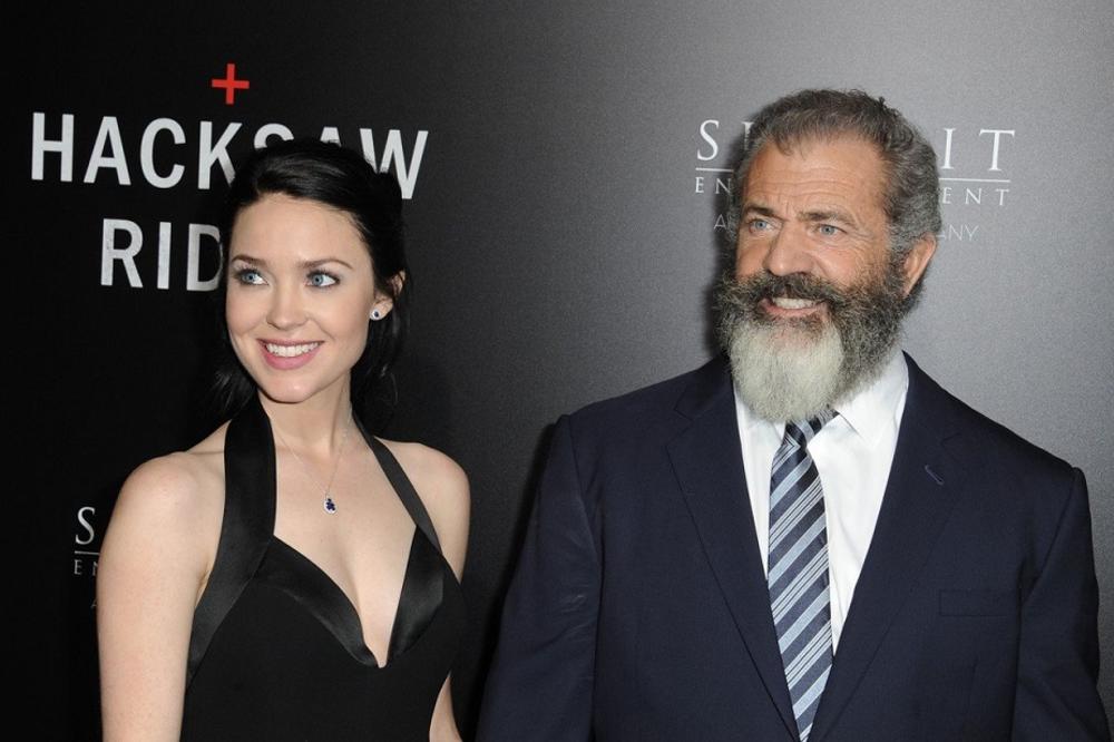 OTKRIVENO KAKO IZGLEDA LEPOTICA KOJA JE GLUMCU SPASILA ŽIVOT! 35 godina je mlađa i rodila mu je DEVETO DETE