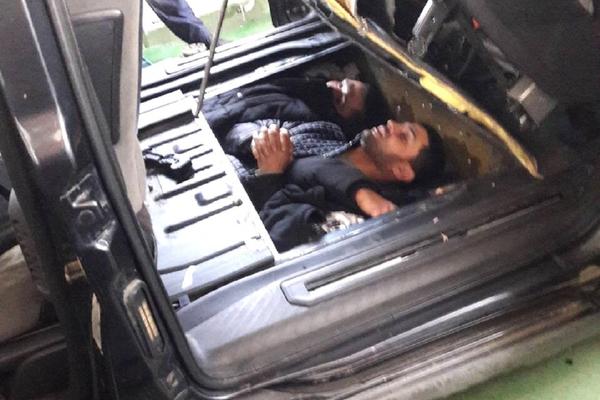 MUČENI LJUDI: Imigrante počeli da švercuju i u podovima automobila! (FOTO)