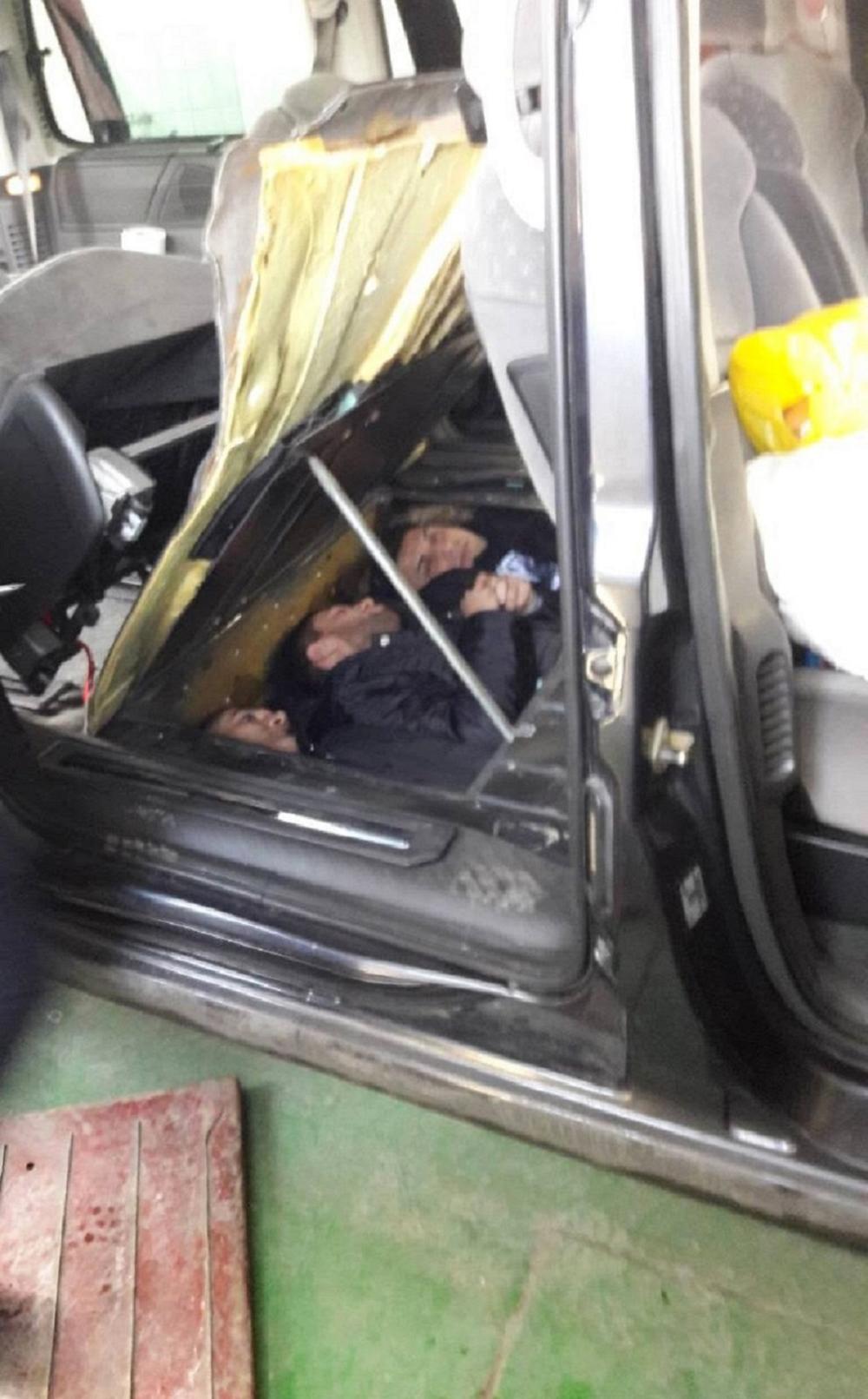 Migranti u podu automobila