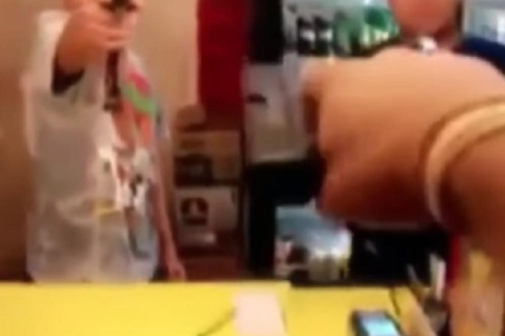 ZA OVU IGRU PLAVI KIT JE BEZOPASAN! Klinci oružjem plaše jedni druge, a kada pištolj opali... (UZNEMIRUJUĆI VIDEO)