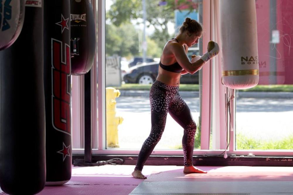 Mamila je muške uzdahe STRAHOVITIM udarcima u krvavom oktagonu, a sada je postala KEČER! (VIDEO)