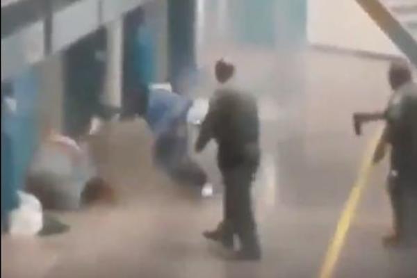 ROBIJAŠI TUKU PEDOFILA, A ČUVARI SAMO GLEDAJU: Ovo se dešava kad u zloglasni zatvor dođe zlostavljač dece! (VIDEO)