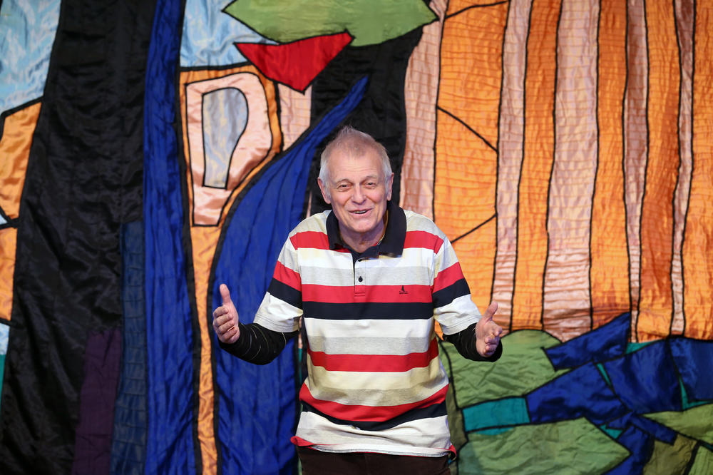 LEGENDA IZAŠLA IZ ILEGALE: Branko Kockica usnimljen na štandu SNS (FOTO)