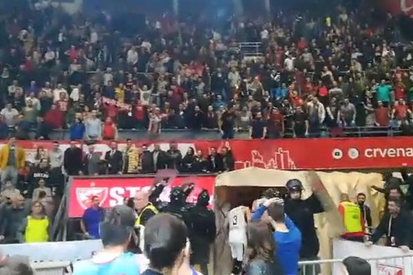 Veličković je krenuo u tunel, a onda su navijači Zvezde odlepili! A u okršaj sa njima je ušao i Vanja Marinković! (VIDEO)