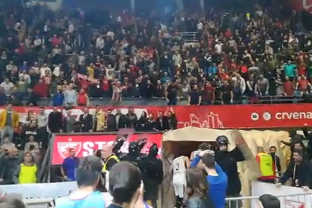 Veličković je krenuo u tunel, a onda su navijači Zvezde odlepili! A u okršaj sa njima je ušao i Vanja Marinković! (VIDEO)