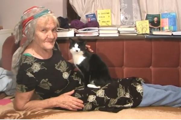 BAKA SE NE ODVAJA OD SVOG LAPTOPA: Lepa je najstarija srpska Jutjuberka I ZAVISNICA OD FEJSBUKA!