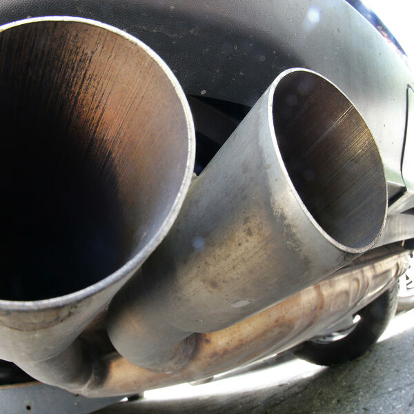 ZBOG OVOGA SE SVAKOM VOZAČU DIŽE KOSA NA GLAVI: Evo šta da radite kad DIM krene da kulja iz AUSPUHA, jako je VAŽNO