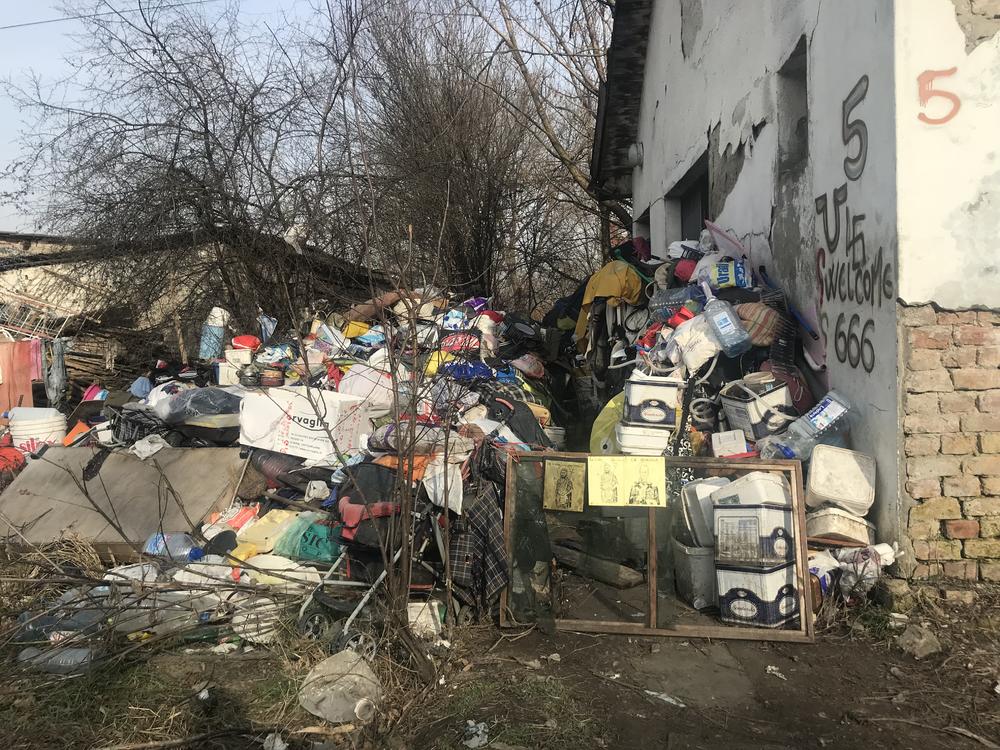 Deponija u dvorištu kuće