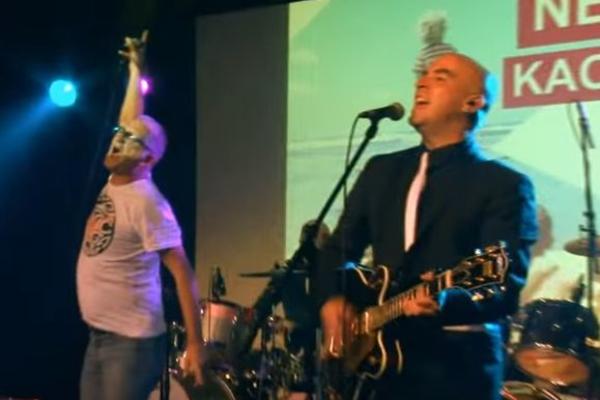 Pogledajte kako Gile i Magic Bush praše Lutku koja kaže ne! (VIDEO)