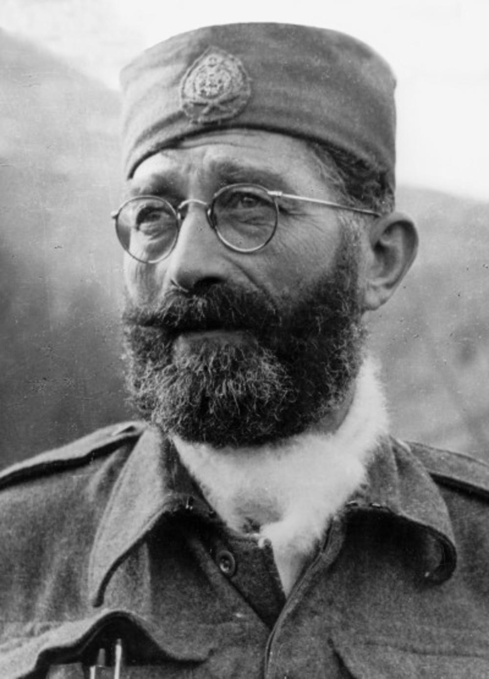 Slika koja je obišla ceo svet -Draža u vojnoj uniformi, na glavi 'petrovka', brada i prepoznatljive naočare   
