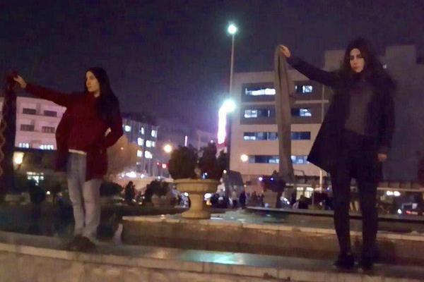 DEVOJKE IZ ULICE REVOLUCIJE: Žene Irana hrabro skidaju hidžabe u javnosti u znak PROTESTA!