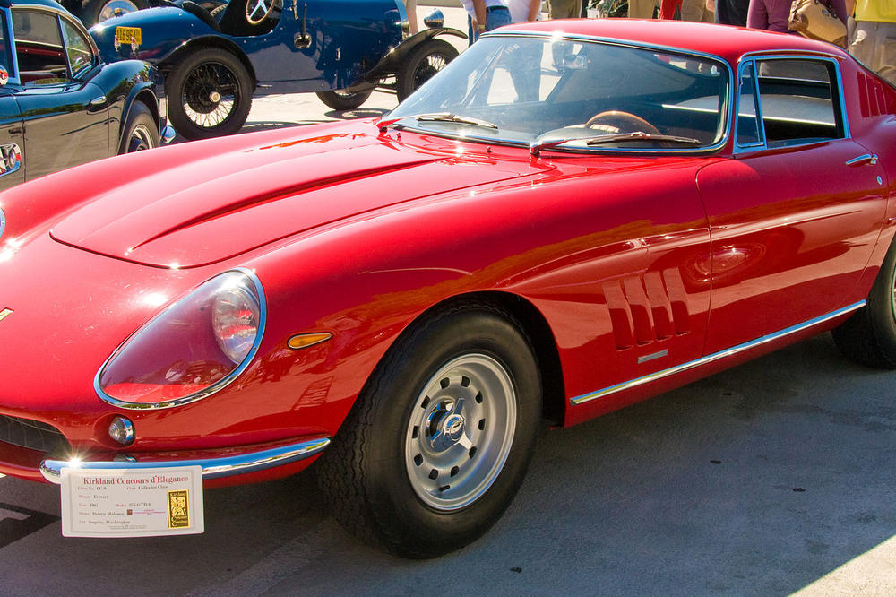 DOK POLA SRBIJE UMIRE OD GLADI, DRUGA POLOVINA ŽIVI U LUKSUZU: Za pola godine u Srbiji prodat jedan rols jos, dva ferarija, 59 poršea, 29 jaguara...