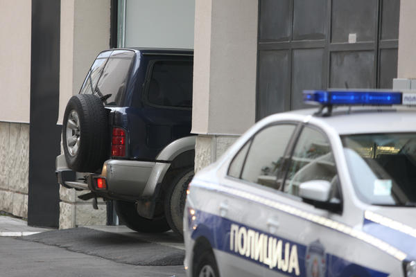 U KUĆI U MIRIJEVU OTKRIVENO 37 ILEGALACA: Dve osobe uhapšene zbog krijumčarenja migranata