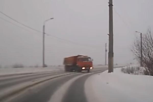 JEZIVI SUDAR DVA ŠLEPERA NA PUTU NOVI SAD-SUBOTICA: Vatrogasci izvlače vozače iz smrskanih vozila