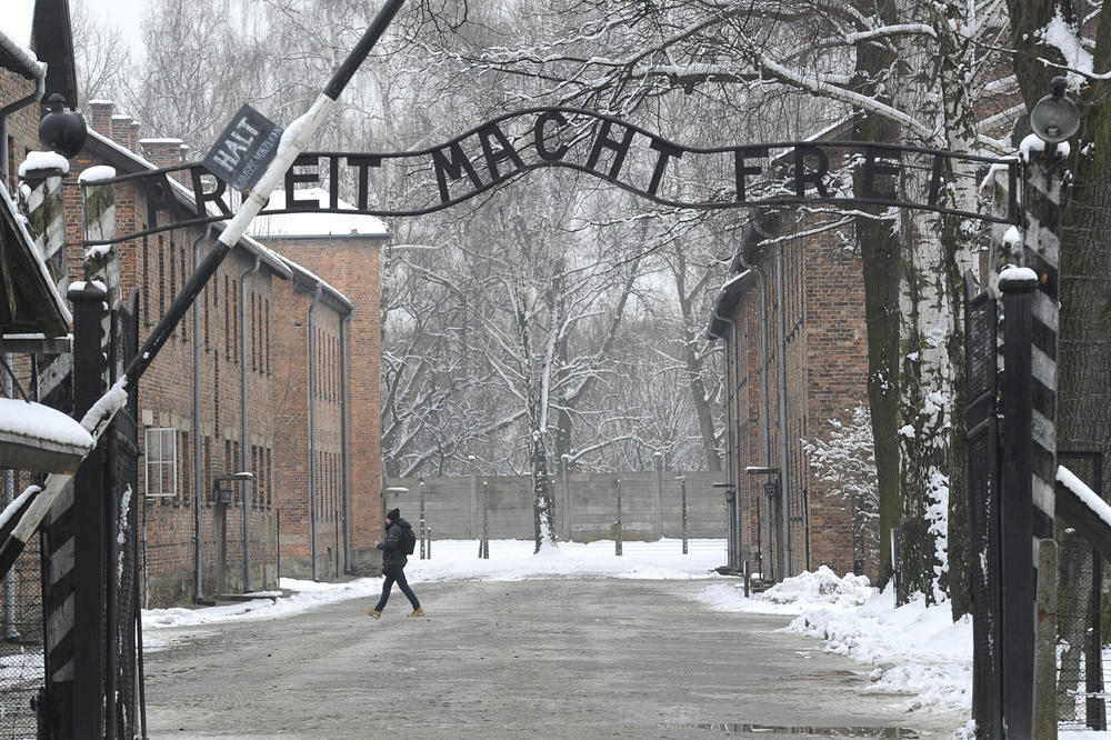 POLJACI POKUŠAVAJU DA PREPRAVE ISTORIJU: Zbog kontroverznog zakona o HOLOKAUSTU dobili žestoke osude Izraela!