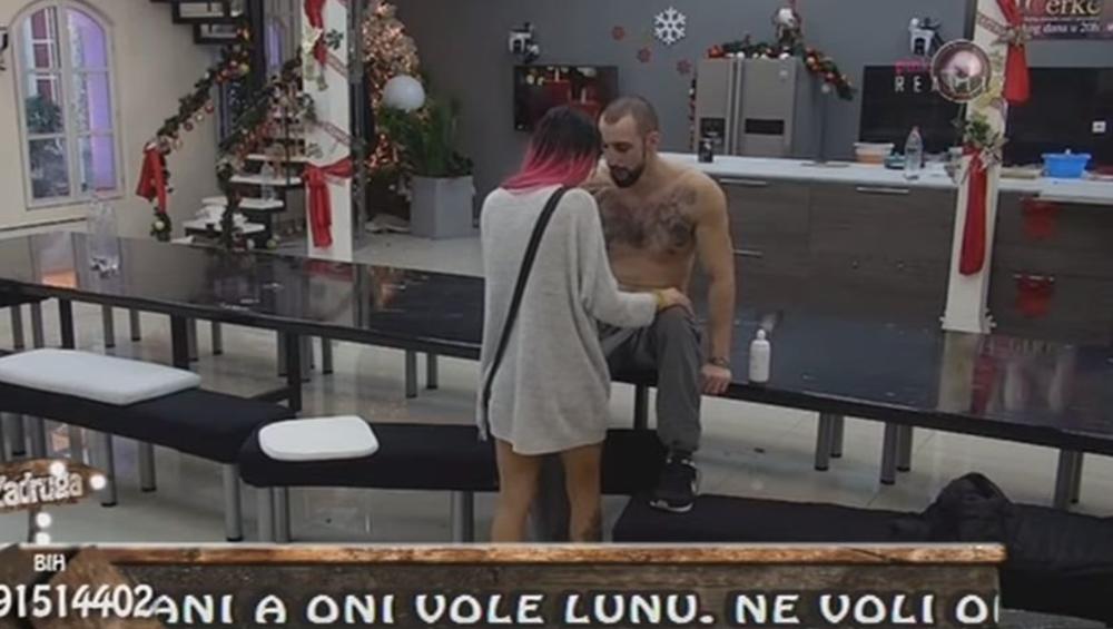 Đeksona napolju čeka Mina, a Jelenu čeka dečko koga jako voli 