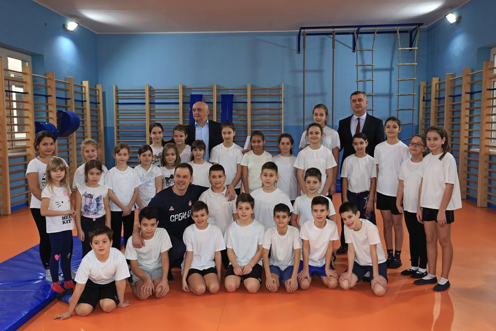 Gradonačelnik Siniša Mali sa đacima OŠ Gavrlio Princip