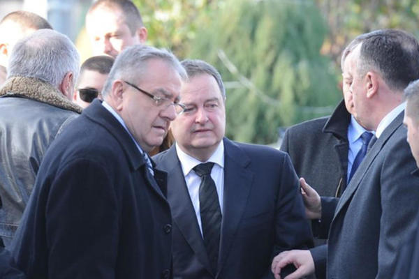 DAČIĆ U SUZAMA ISPRATIO OCA NA VEČNI POČINAK: Na sahrani ministri, političari, pevači, advokati (FOTO)