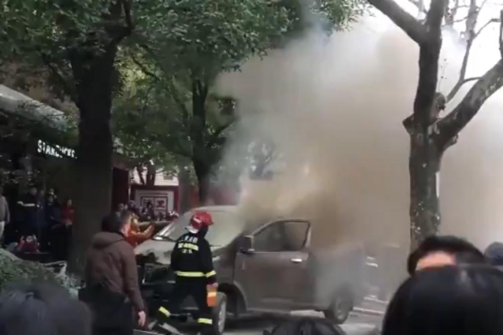KOMBI U PLAMENU ULETEO MEĐU PEŠAKE: Vozač pušio iako je vozio ZAPALJIVE SUPSTANCE, 18 povređenih! (VIDEO)