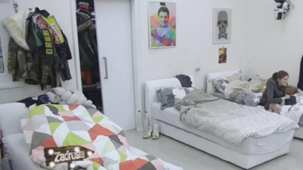 Dok Divna sedi na krevetu pored, Jelena i Đekson 'se igraju