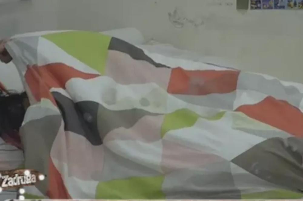 PA LJUDI, DA LI JE OVO REALNO?! Vodili ljubav ispod jorgana u sred bela dana NAOČIGLED SVIH (VIDEO)