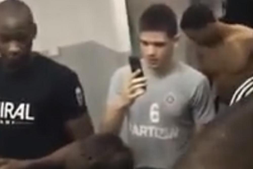 NEMOJTE DA ME BRUKATE! Navijač Partizana ušao u svlačionicu košarkaša! (FOTO)