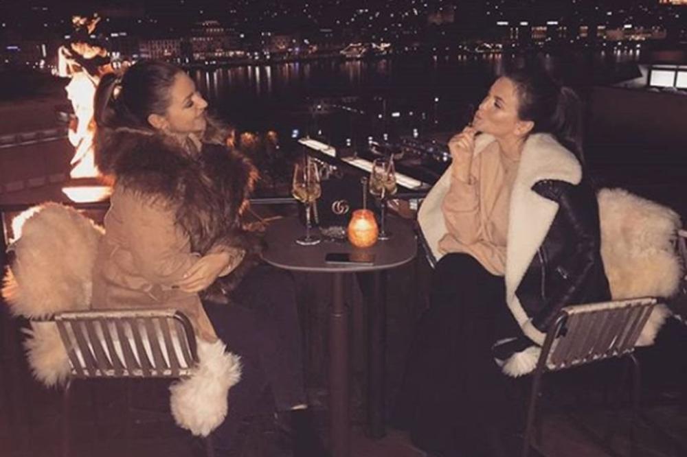 DVOSTRUKI UDAR I TO SRČANI: Milica Pavlović s drugaricom se skinula i obe su nam okrenule guze! U ušima nam zvoni od prizora! (FOTO)