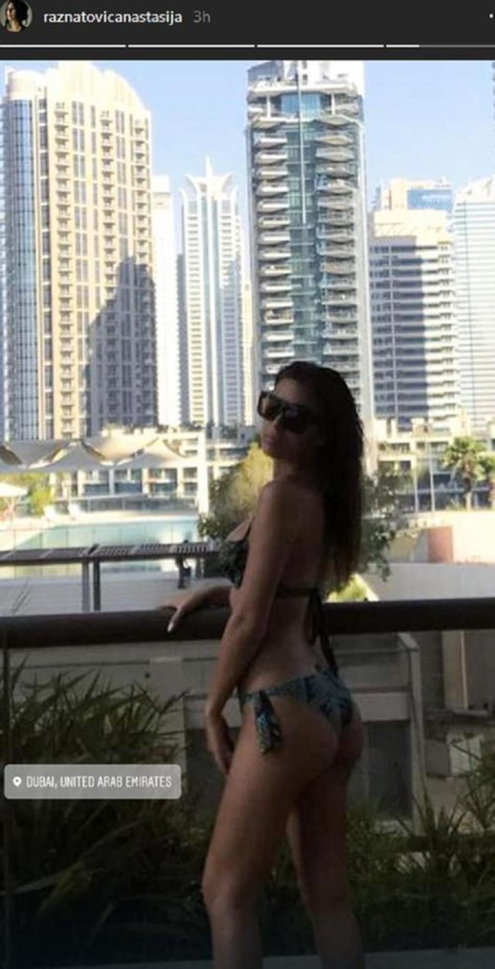 Anastasija Raznatović pozira u minijaturom bikiniju