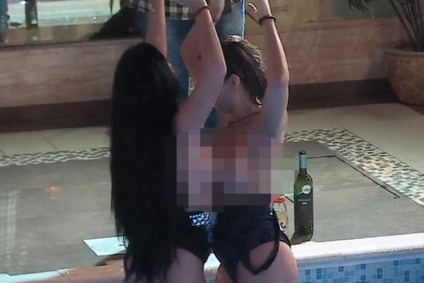 SKINULE SE I DODIRIVALE GOLIM GRUDIMA: Anamarija i Mirjana u NIKAD VRELIJEM IZDANJU (18+ VIDEO)