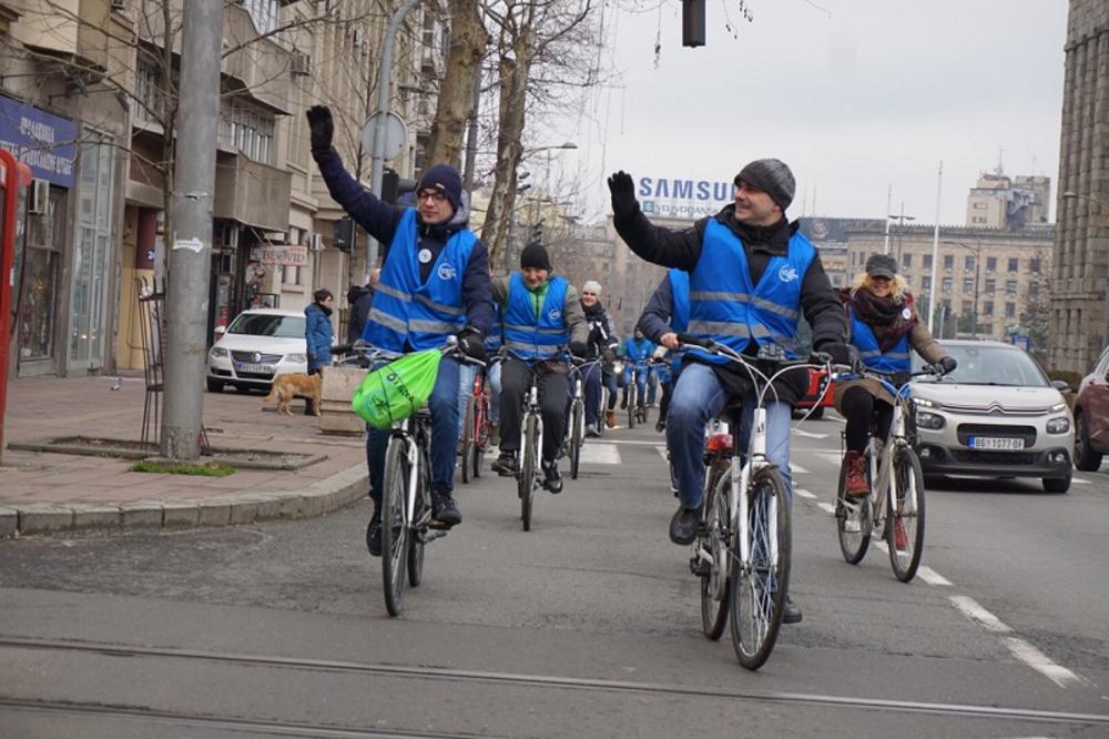 PEDALA ZA GRADSKE ČELNIKE: Više od 30 aktivista BICIKLIMA prošli najprometnijim ulicama Beograda