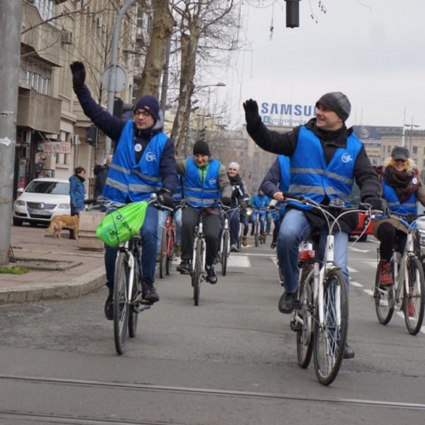PEDALA ZA GRADSKE ČELNIKE: Više od 30 aktivista BICIKLIMA prošli najprometnijim ulicama Beograda