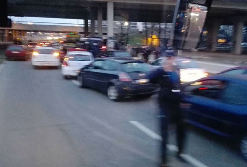 Policija izvlači grupu muškaraca iz automobila 