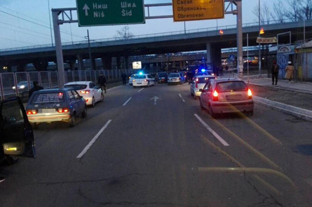 Filmsko hapšenje Grobara na NBGD! Policija izvlačila navijače iz automobila! (FOTO)
