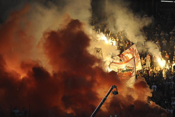 ŠOK ZA DELIJE! Teška povreda?  Sjajni fudbaler Zvezde u suzama iznet sa terena! (VIDEO)