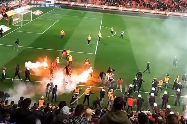PAKAO U PIREJU! Besni navijači Olimpijakosa upali na teren i krenuli da biju igrače AEK-a! (VIDEO)